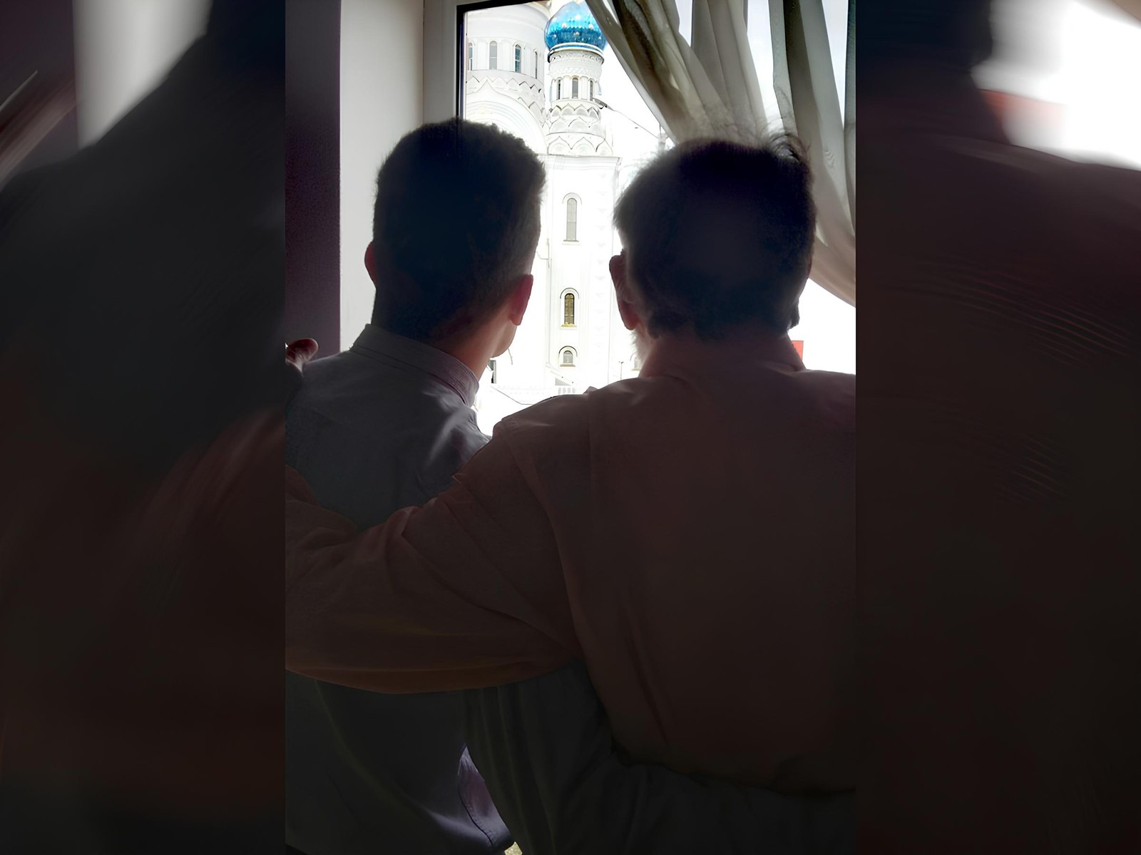 На этом старом фото мы с дедом, Алексеем Андреевичем, стоим у окна, смотрим на храм в наших родных Лисках.