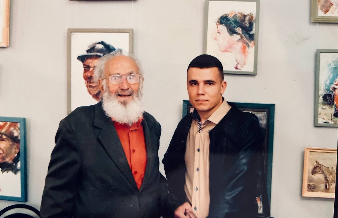 Совместное фото Иванкина Алексея Андреевича и его внука Евгения. Сделали это фото в 2017 году в Лискинском Краеведческом музее